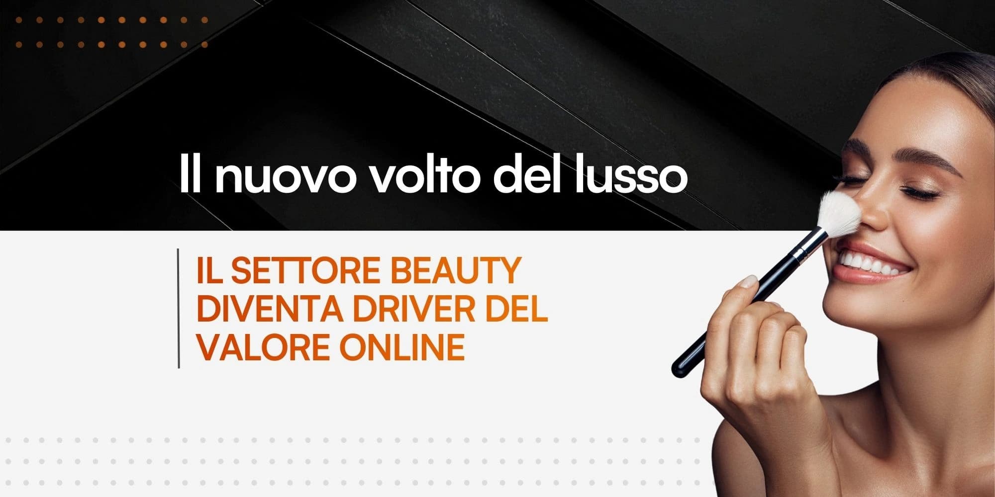 Donna caucasica sorridente che applica un prodotto sul naso con un pennello da makeup ampio.